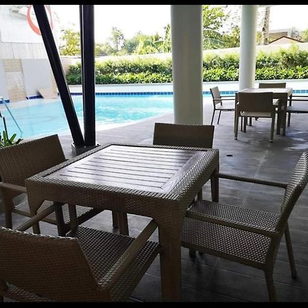 One Spatial Two Bedroom Condominium Unit With Pool And Gym Free Netflix And Wifi Iloilo Extérieur photo