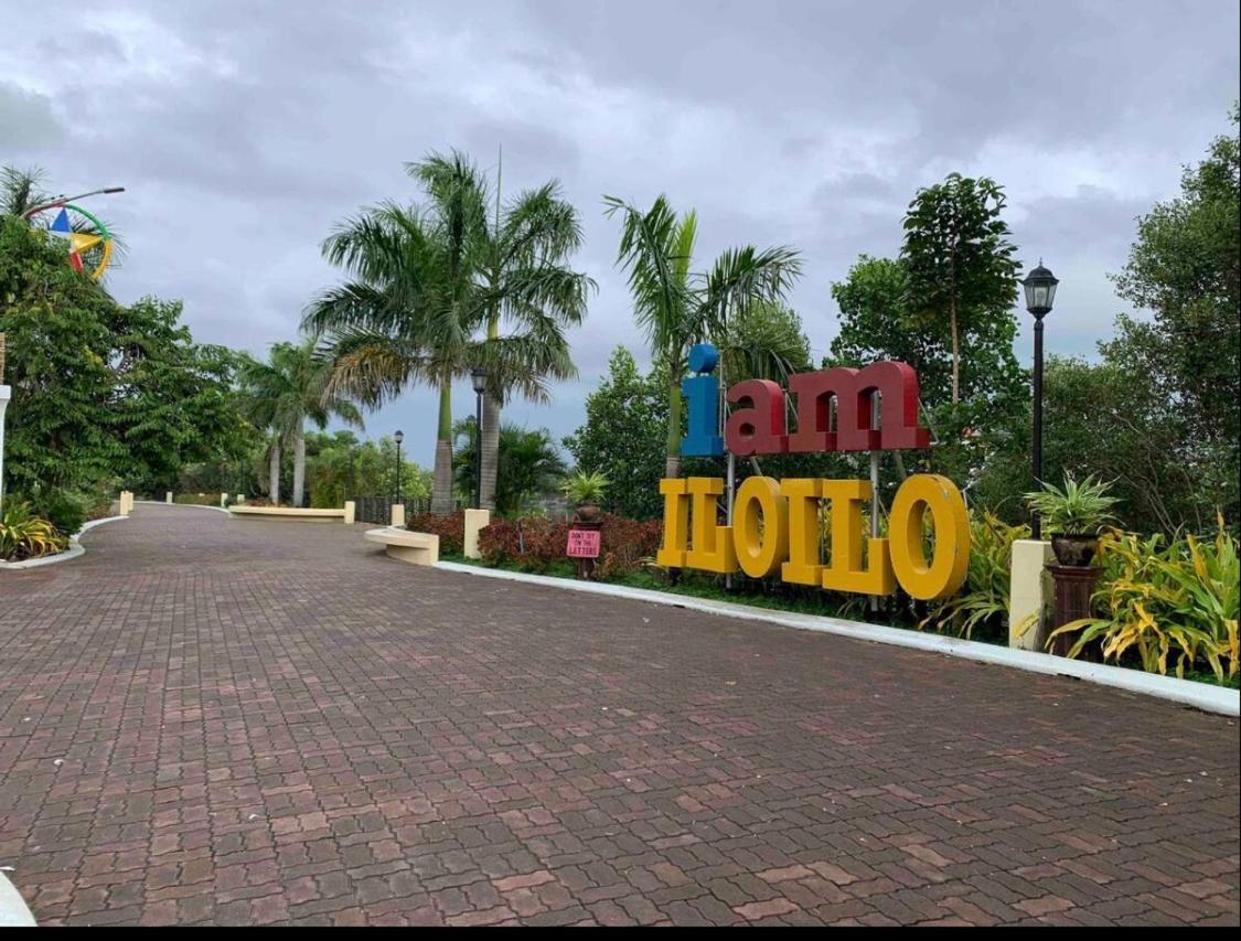 One Spatial Two Bedroom Condominium Unit With Pool And Gym Free Netflix And Wifi Iloilo Extérieur photo
