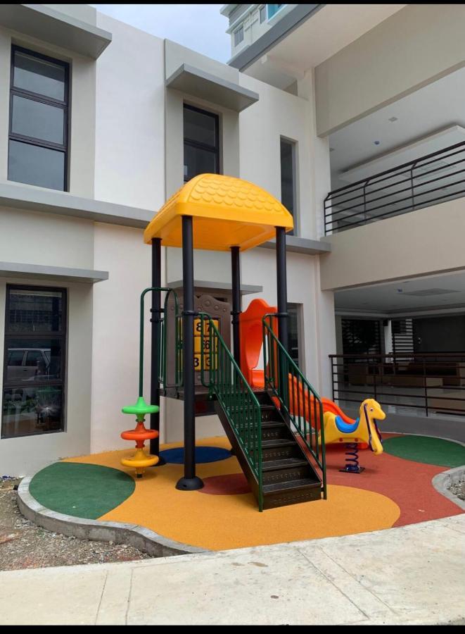 One Spatial Two Bedroom Condominium Unit With Pool And Gym Free Netflix And Wifi Iloilo Extérieur photo