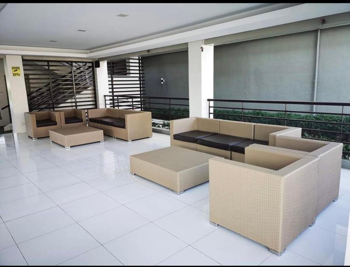 One Spatial Two Bedroom Condominium Unit With Pool And Gym Free Netflix And Wifi Iloilo Extérieur photo