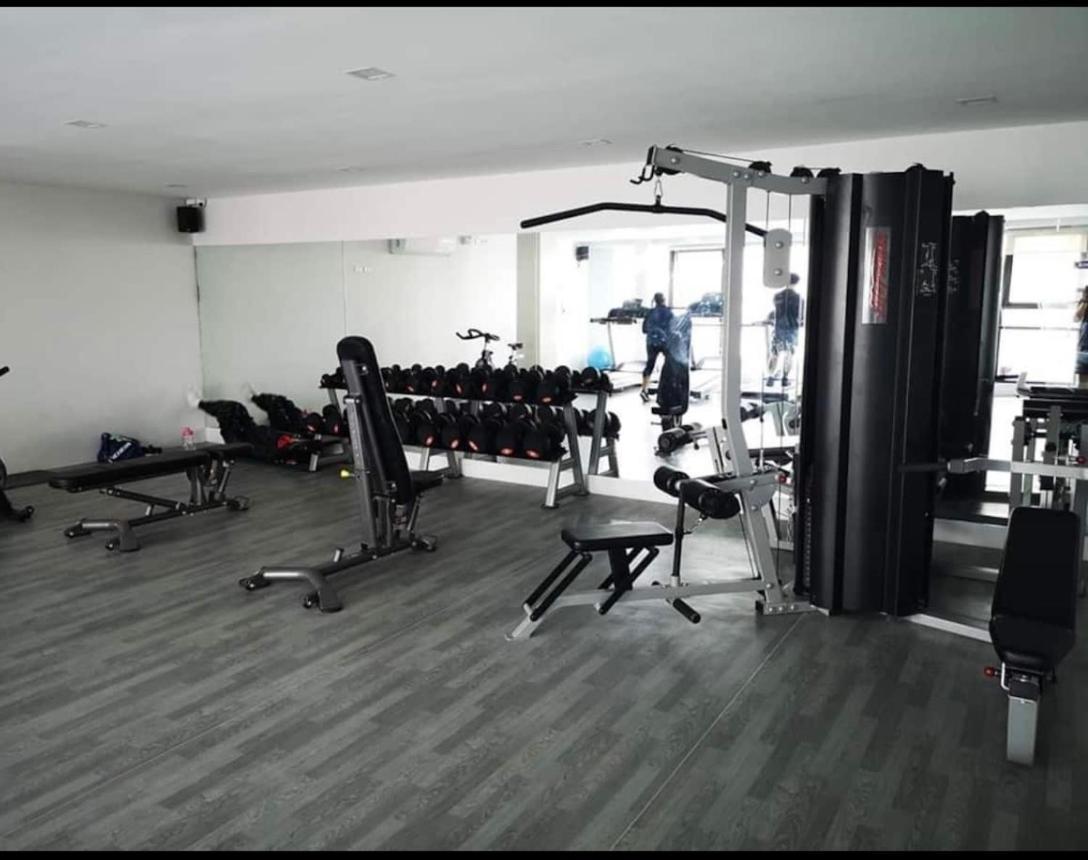 One Spatial Two Bedroom Condominium Unit With Pool And Gym Free Netflix And Wifi Iloilo Extérieur photo
